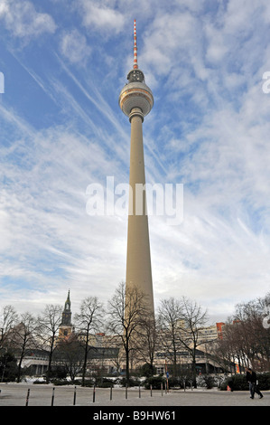 Fernsehturm, la Torre della TV, sulla piazza Alexanderplatz di Berlino, Germania, Europa Foto Stock