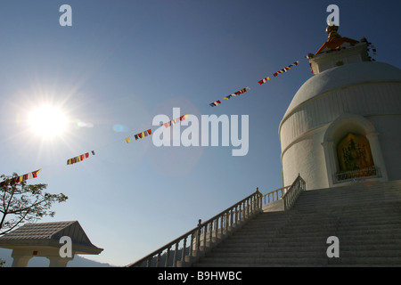 La pace mondiale Pagoda stupa buddisti e bandiere di preghiera vicino a Pokhara, Nepal. Foto Stock