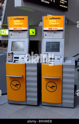 Lufthansa quick check-in i terminali presso l'aeroporto di Berlino Tegel, Berlin, Germania Foto Stock
