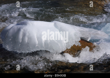 Ghiaccio sul fiume a gomito nel paese di Kananaskis, Alberta Foto Stock