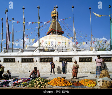 Mercato davanti all'Stupa Boudhanath, Kathmandu, Nepal, Sud Asia Foto Stock