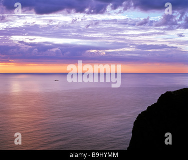 Rocce Nordkapp, luce della sera oltre oceano, altopiano di ardesia, Isola Mageroya, Norvegia Foto Stock