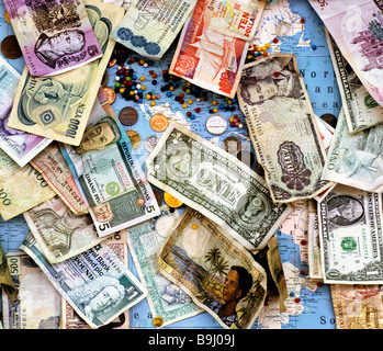 Le vecchie banconote e monete, valute internazionali, valute globali Foto Stock