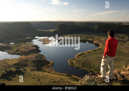 Persona che si affaccia cade a secco, Sun laghi - cade a secco del Parco Statale di Washington Foto Stock