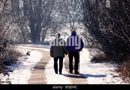 Coppia di anziani facendo una passeggiata in inverno Foto Stock