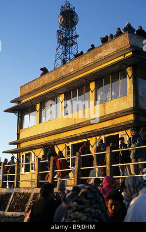 L'India, la Collina della Tigre, vicino a Darjeeling, piattaforma di osservazione da cui la folla guarda il sorgere del sole con una vista di Everest e Himalaya. Foto Stock