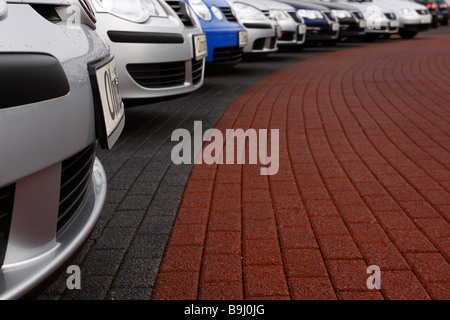 Vetture permanente sulla discarica di rifiuti a causa della crisi nel settore automobilistico Foto Stock