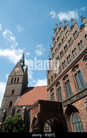 Altstadt Altes Rathaus mit Marktkirche Hannover Niedersachsen Deutschland città vecchia vecchio guildhall e chiesa di mercato Foto Stock