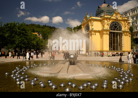 Fontana Canterina un colonnato, Mariánské Lázně, Boemia occidentale, Repubblica Ceca, Europa Foto Stock