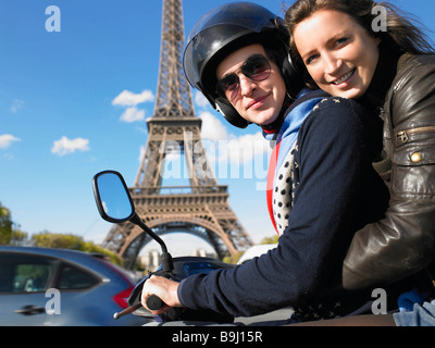 Matura sul ciclomotore in Parigi Foto Stock