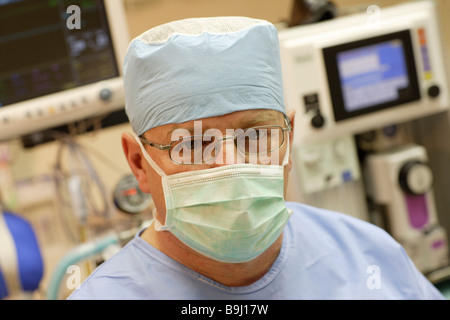 Medico indossando mascherina chirurgica in sala operatoria Foto Stock