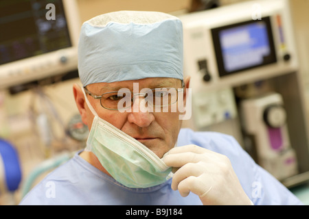 Medico indossando mascherina chirurgica in sala operatoria Foto Stock