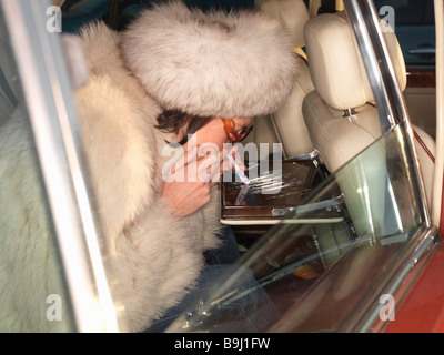 Donna sbuffare cocaina in auto di lusso Foto Stock