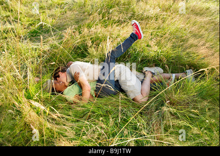 Giovane ingannare intorno in un campo Foto Stock