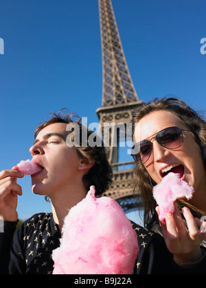 Amici di fronte alla Torre Eiffel Foto Stock