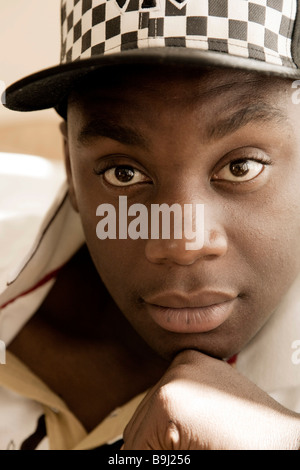 Di carnagione scura, 15-anno-vecchio ragazzo che indossa un cappello da baseball Foto Stock