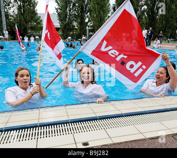 Medici e infermieri che protestavano contro le cattive condizioni di lavoro negli ospedali di Stoccarda nella piscina Inselbad, Stuttga Foto Stock