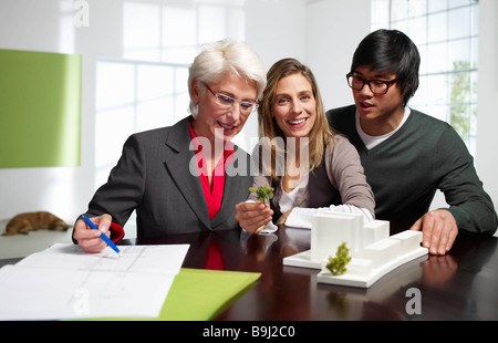 Team internazionale di architetti che lavorano Foto Stock