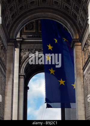 Bandiera europea sotto l'Arco di Trionfo, Parigi, Francia, Europa Foto Stock