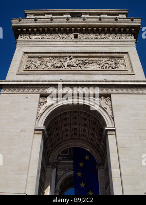 Vista del Arc de Triomphe con la bandiera europea, Parigi, Francia, Europa Foto Stock