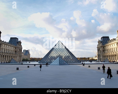 Cortile interno del museo del Louvre con la piramide, Parigi, Francia, Europa Foto Stock