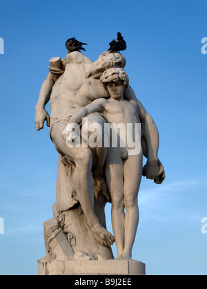 Due piccioni su una statua, maschio giovane, ragazzo e uomo, Tuileries, Parigi, Francia, Europa Foto Stock