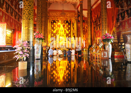 Vista interna della sala principale del Wat Phrathat Suthonamongkhonkhiri tempio, Tambon, Distretto Denchai, Thailandia, Asia Foto Stock
