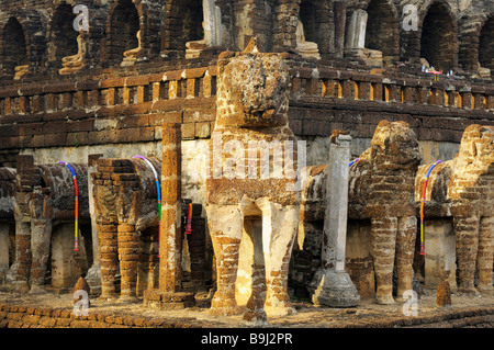 Close-up di Wat Wat Chang Lom tempio, una parte del Tempio Sukhotai, Sito Patrimonio Mondiale dell'Unesco, si Satchalanai, Thailandia, Foto Stock