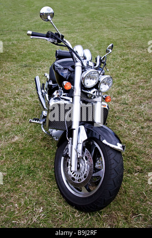 Triumph Rocket III moto sui display del luppolo in agriturismo vicino a Paddock Wood Kent Foto Stock