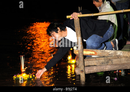 Loi krathong, festival della luce sul fiume Yuam, persone rilasciando littles galleggia nell'acqua, Mae Sariang, Thailandia, Asia Foto Stock