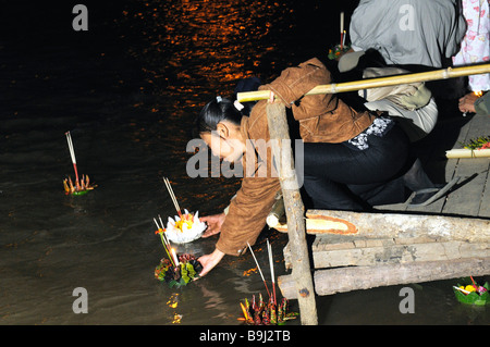 Loi krathong, festival della luce sul fiume Yuam, persone rilasciando littles galleggia nell'acqua, Mae Sariang, Thailandia, Asia Foto Stock