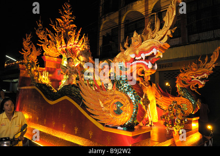 Loi krathong, festival della luce, il galleggiante in un corteo attraverso il centro della città, Mae Sariang, Thailandia, Asia Foto Stock