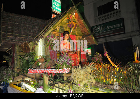 Loi krathong, festival della luce, il galleggiante in un corteo attraverso il centro della città, Mae Sariang, Thailandia, Asia Foto Stock