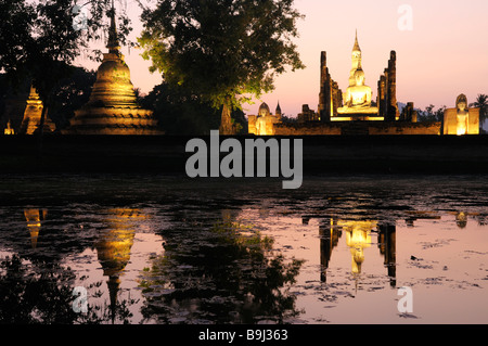 Wat Mahathat Tempio nel tempio del sito Patrimonio Mondiale dell'Unesco, e una statua di Buddha, Sukhotai, Thailandia, Asia Foto Stock