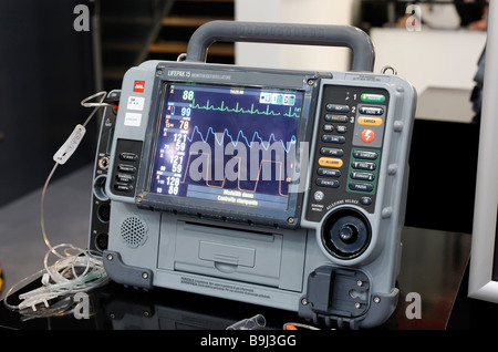 Monitor di un defibrillatore, Medica 2008, in tutto il mondo medico più grande fiera, Duesseldorf, nella Renania settentrionale-Vestfalia, Germania, UE Foto Stock