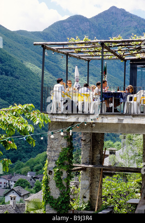 Romantica terrazza ristorante in una valle di montagna, la Valle Onsernone, Canton Ticino, Svizzera, Europa Foto Stock