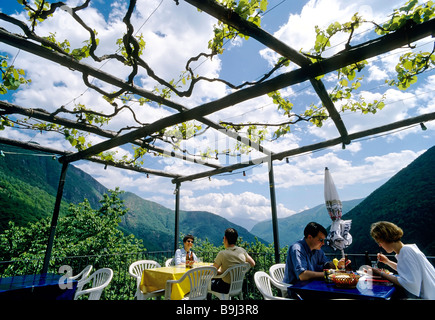 Romantica terrazza ristorante in una valle di montagna, pergola con vino viticci, Valle Onsernone, Canton Ticino, Svizzera, e Foto Stock