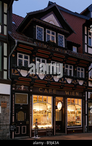 Cafe in una cornice storica casa, Wernigerode old town, Harz, Sassonia-Anhalt, Germania, Europa Foto Stock