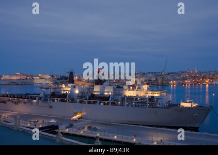 Royal Navy Assault nave HMS baluardo ormeggiate nel Porto Grande di La Valletta Foto Stock