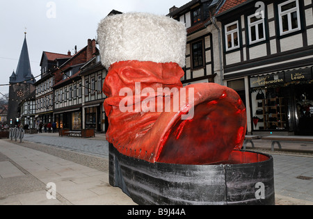 Oversized San Nicola boot sul marciapiede, il foro nella calzatura, pubblicità per Wernigerode Casino, Harz, Sassonia-Anhalt, Germa Foto Stock