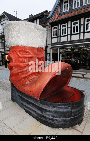 Oversized San Nicola boot sul marciapiede, il foro nella calzatura, pubblicità per Wernigerode Casino, Harz, Sassonia-Anhalt, Germa Foto Stock