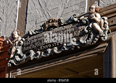 Cartiglio barocco sopra l'entrata di un telaio casa due putti, dettaglio, old town Wernigerode, Harz, Sassonia-Anhalt, Germania, UE Foto Stock