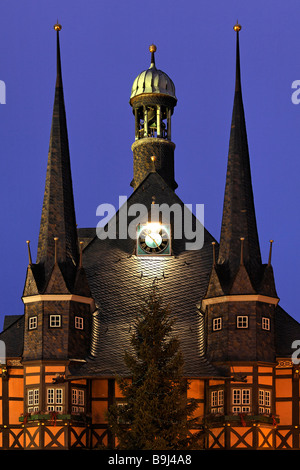 Il municipio storico di Wernigerode, torrette e oriel windows, Harz, Sassonia-Anhalt, Germania, Europa Foto Stock