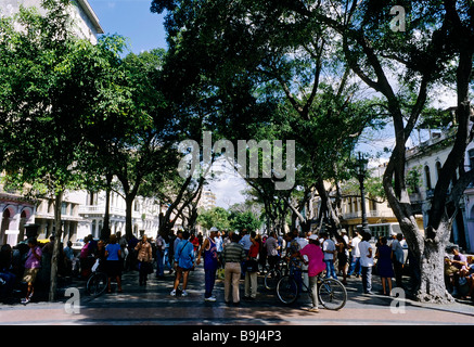 Persone su un ombroso lungomare Paseo Marti, Paseo del Prado, Centro Habana, Havana, Cuba, Caraibi Foto Stock