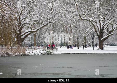Il Congelato stagno e snow-bound verde a Barnes, a sud ovest di Londra, dopo una nevicata nel febbraio 2009. Foto Stock
