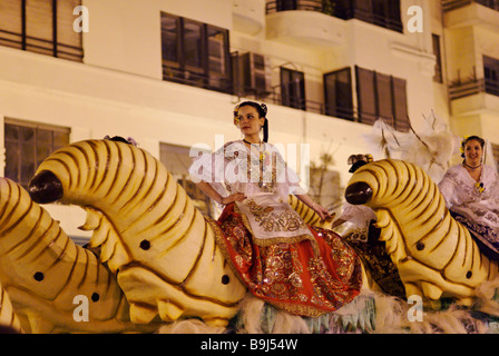 Tradizionalmente condita Fallera donne equitazione bachi da seta durante Las Fallas festival celebrazioni nella città di Valencia Spagna Foto Stock