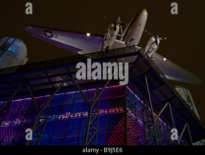 Night Shot del fronte della tecnologia tedesca Museuem, Deutsches Technik Museum, con uvetta o bombardiere bombardiere della caramella sul r Foto Stock