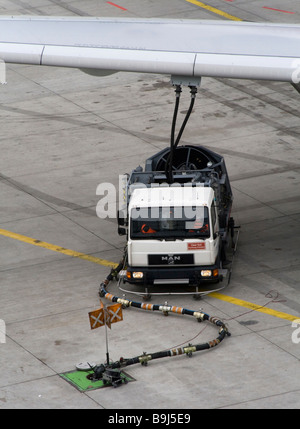 Il rifornimento di un aircract all'aeroporto di Francoforte, Frankfurt am Main, Hesse, Germania, Europa Foto Stock