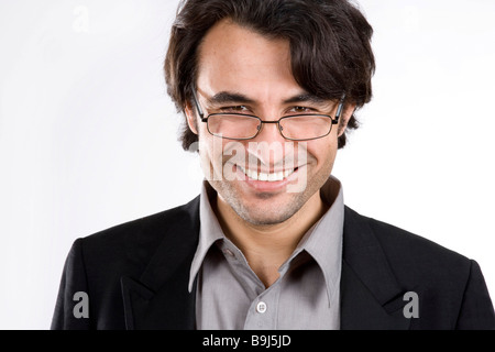 Ritratto di un giovane uomo che indossa gli occhiali Foto Stock