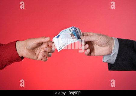 A venti euro bill scambiando le mani Foto Stock